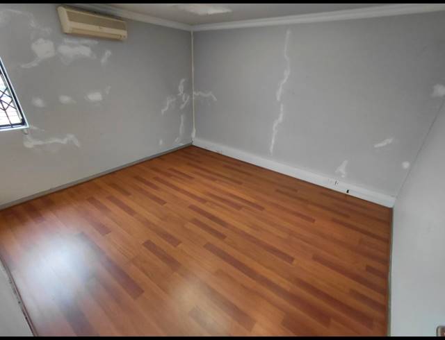 102M² OFFICE TO LET IN FOURWAYS